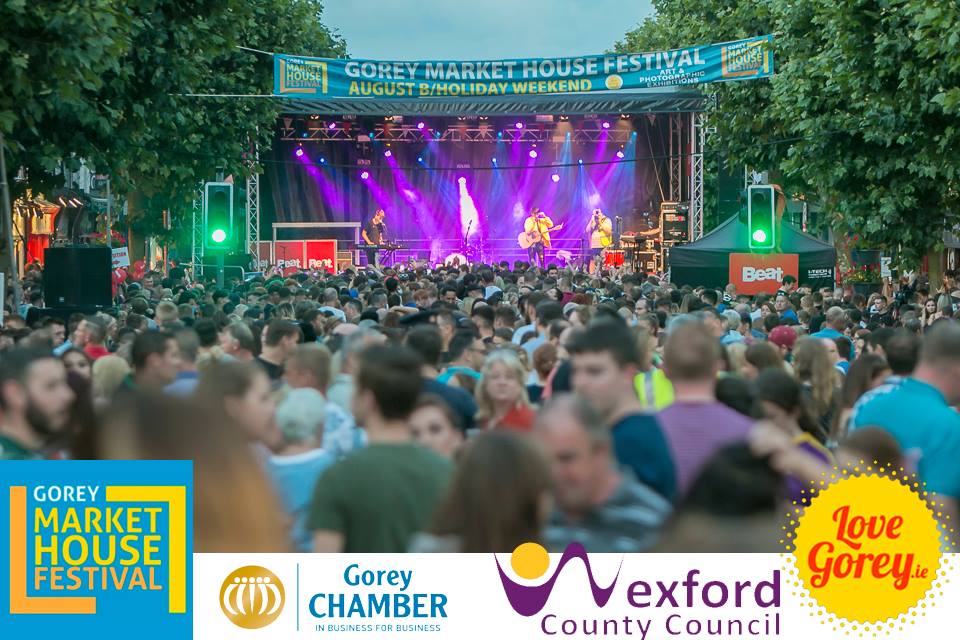 You are currently viewing Crowds in holiday mode at Gorey Market House Festival