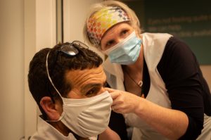 Read more about the article Specsavers Wexford Gives Gift of Hearing to Syrian Refugee